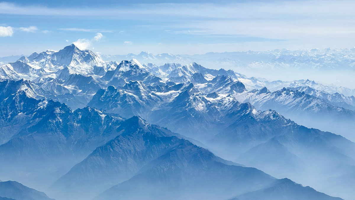 Вершина Эвереста в Гималаях